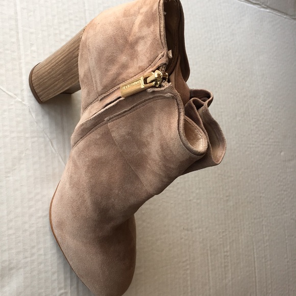 Louise et Cie Suede Heel Ankle Boots Booties Beige Sz 9M Bow Zip - Picture 6 of 7